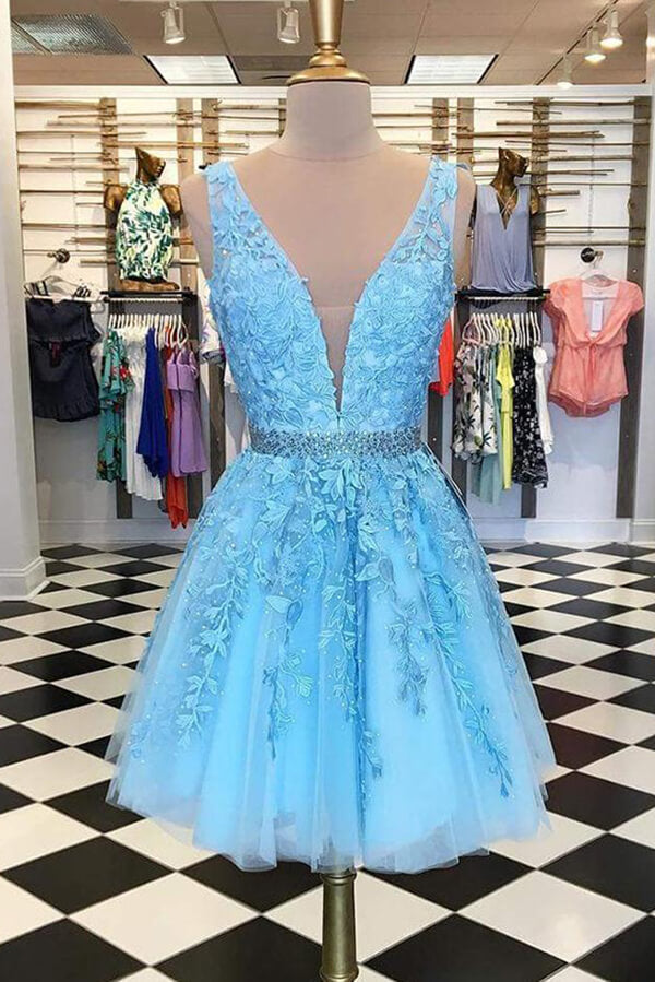 Vestidos de fiesta cortos de tul azul con corte en A, cuentas y apliques