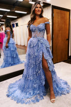 Abito lungo da sera con balze e applicazioni in tulle blu, scollatura a spalle scoperte