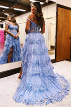 Abito lungo da sera con balze e applicazioni in tulle blu, scollatura a spalle scoperte