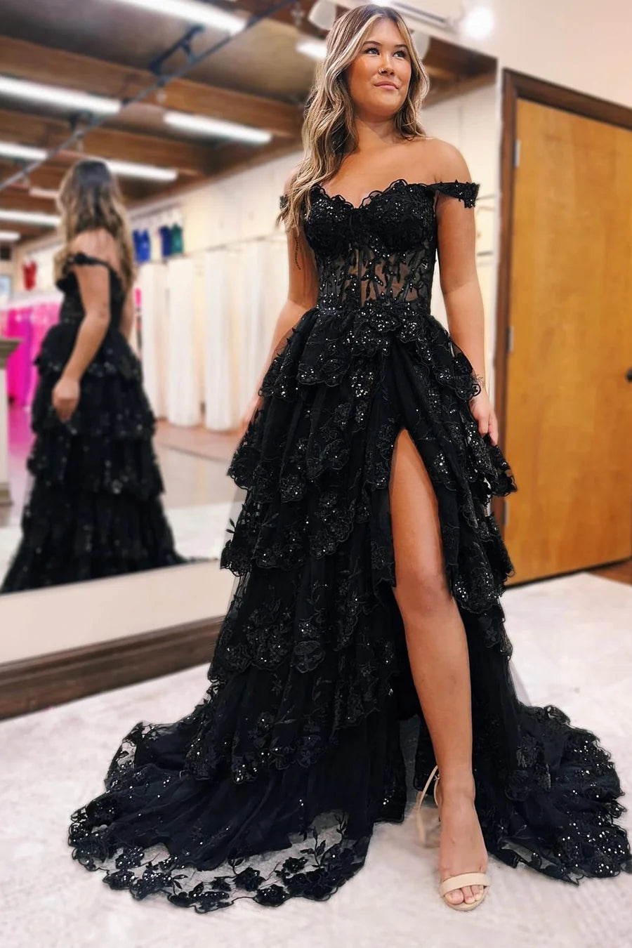 Abito lungo da sera con balze e applicazioni in tulle blu, scollatura a spalle scoperte