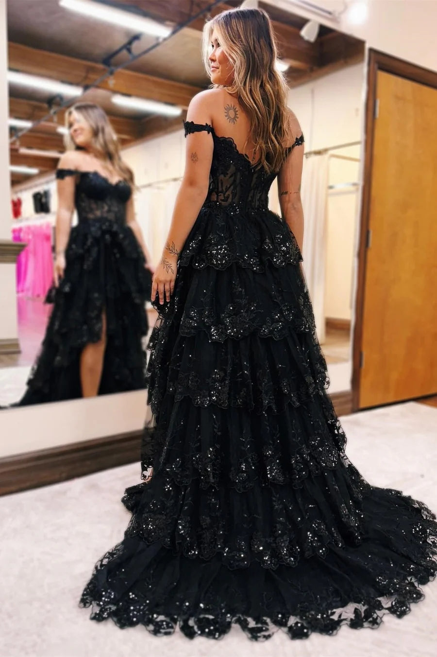 Abito lungo da sera con balze e applicazioni in tulle blu, scollatura a spalle scoperte