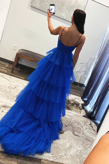 Vestido formal largo de tul azul con capas, estilo princesa.