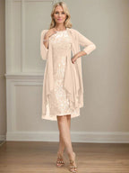 Abito da madre della sposa in pizzo e chiffon con gonna a colonna a effetto illusion fino al ginocchio, con balze a cascata e paillettes