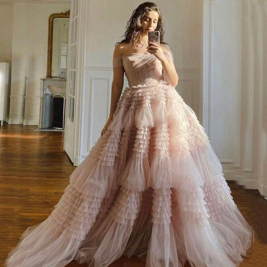 Vestido de fiesta de tul con volantes y hombros descubiertos de corte princesa