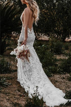 Robe de mariée sirène bohème avec appliques florales et décolleté plongeant en V