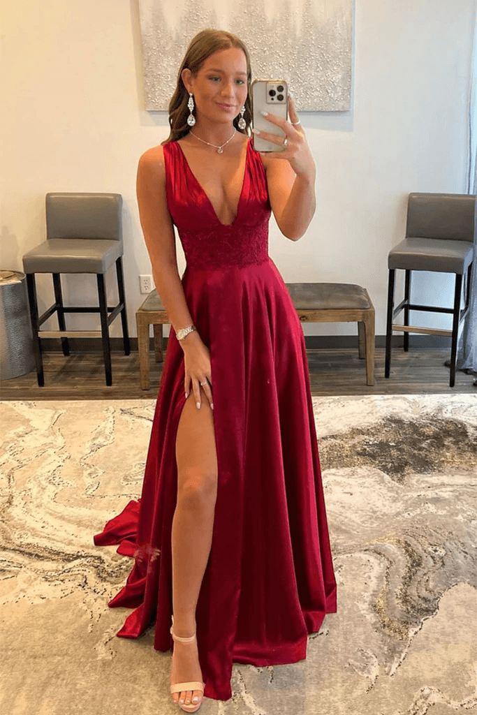 Abito lungo da sera bordeaux con scollo a V in pizzo e spacco alto