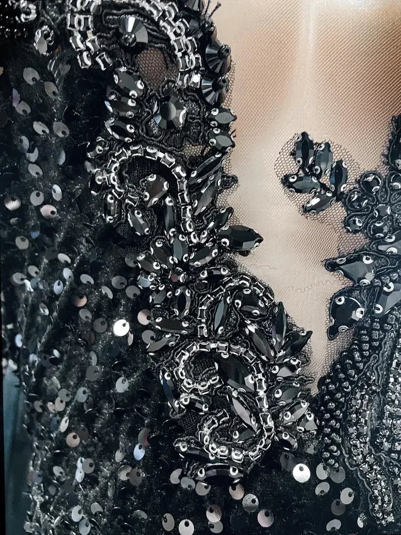 Abito da sera lungo a sirena con maniche lunghe, applicazione di paillettes nere e strass Y8313