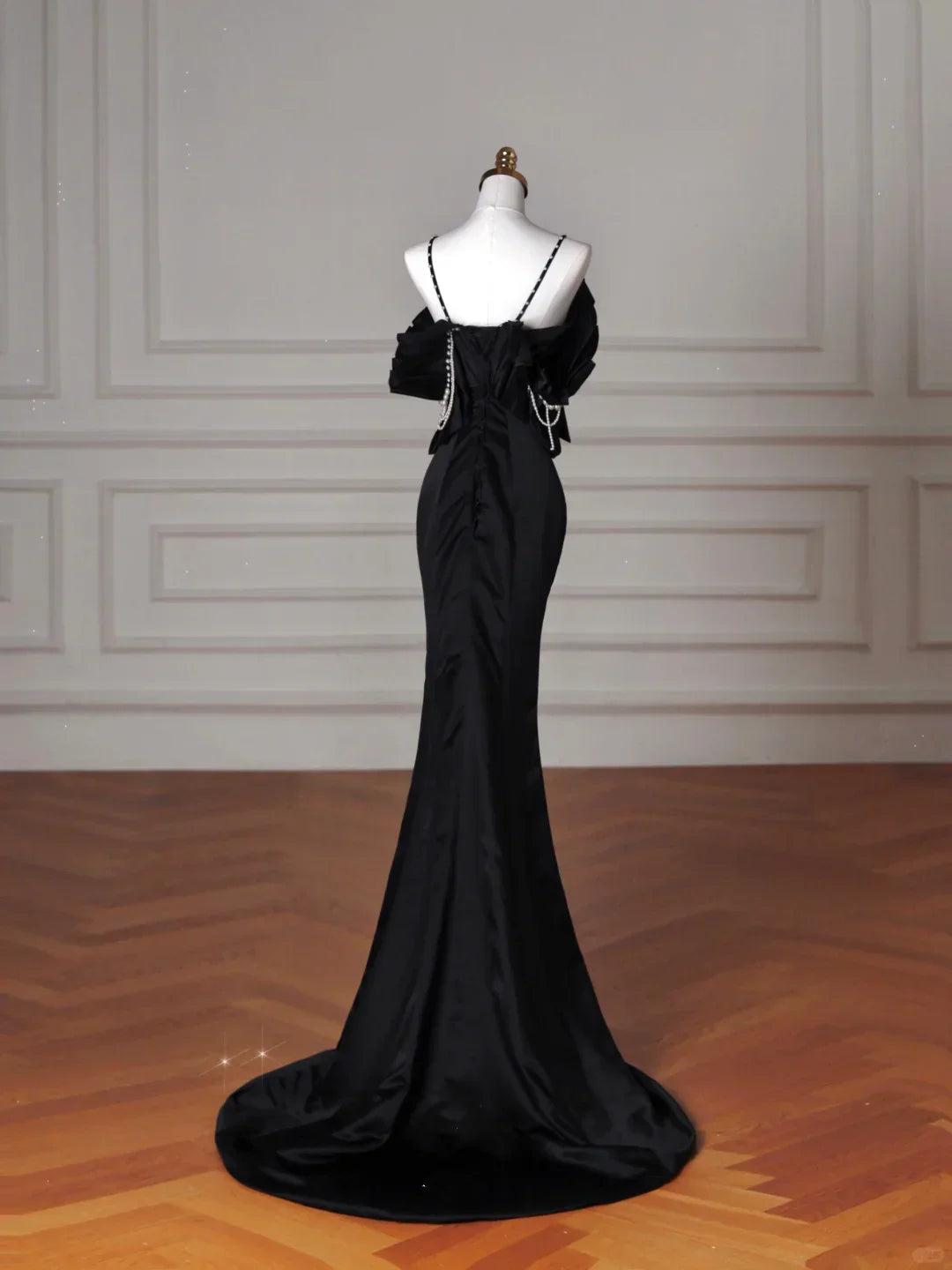 Elegante abito da sera nero in raso con spalline sottili e scollo a barca, modello sirena, abito da cerimonia Y8641
