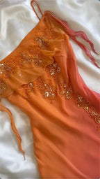 Elegante abito da sera con spalline sottili, chiffon sfumato arancione e perline, modello Y8304