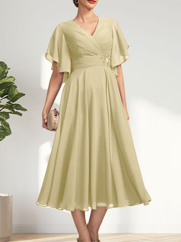 A-Linie, V-Ausschnitt, knielang, Chiffonkleid für die Brautmutter mit plissierten Perlen
