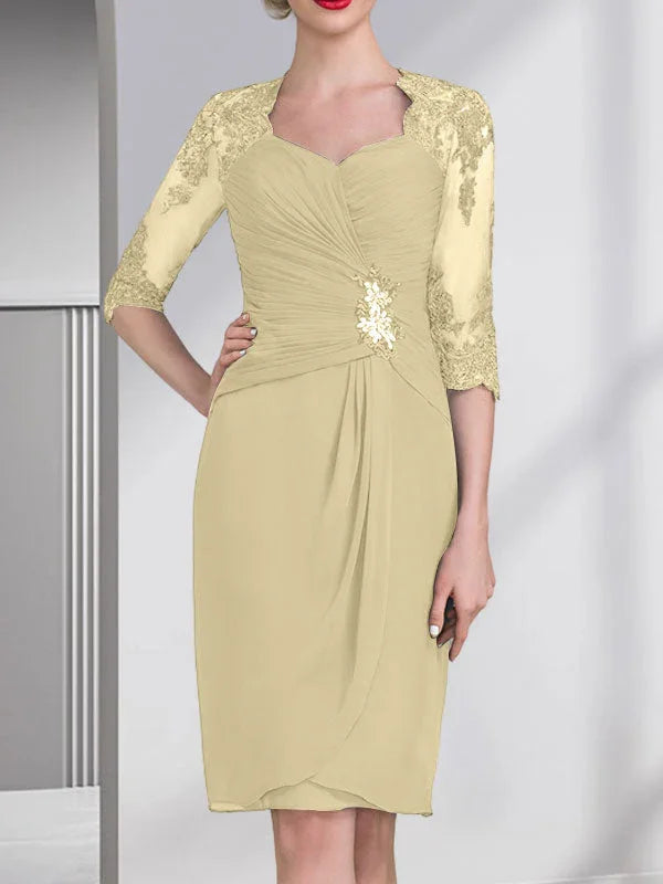 Robe de mère de la mariée en mousseline, longueur genou, coupe fourreau/colonne, ornée de perles, appliques en dentelle, paillettes et plis