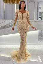 Abito da sera color champagne con maniche lunghe a sirena e corpetto a cuore, sovragonna in tulle