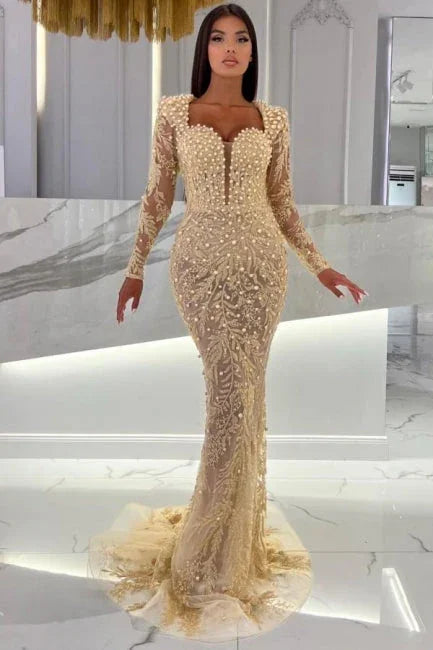 Abito da sera color champagne con maniche lunghe a sirena e corpetto a cuore, sovragonna in tulle