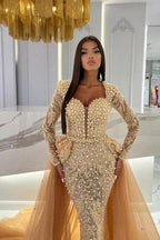 Abito da sera color champagne con maniche lunghe a sirena e corpetto a cuore, sovragonna in tulle