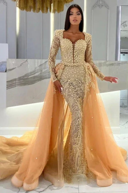Abito da sera color champagne con maniche lunghe a sirena e corpetto a cuore, sovragonna in tulle