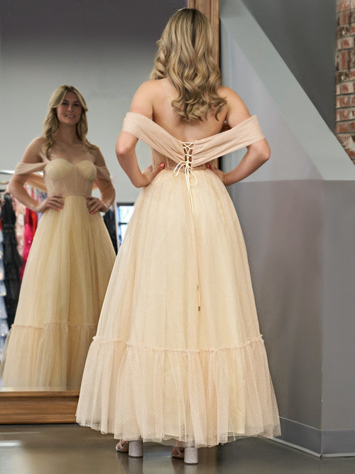 Abito da cerimonia a linea A in tulle champagne con scollo a cuore e lunghezza al tè