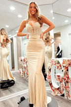 Abito lungo da sera color champagne con spalline sottili e corsetto sul retro