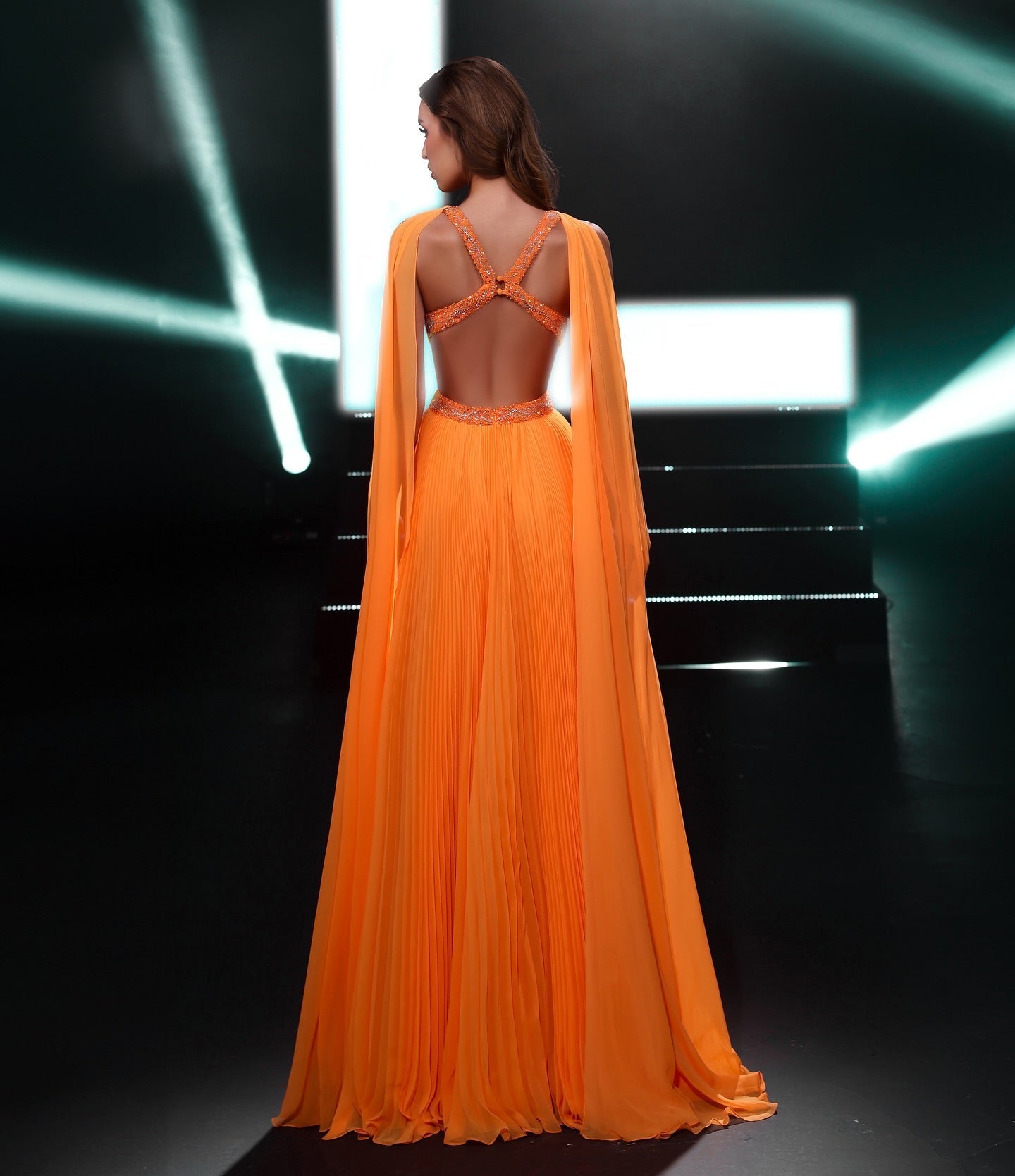 Incantevole abito da sera a linea ad A con scollo a U, senza maniche, volant in chiffon e spacco frontale