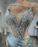 Incantevole abito da sera con spacco frontale, monospalla, senza maniche, in tulle e raso con strass, donna elegante