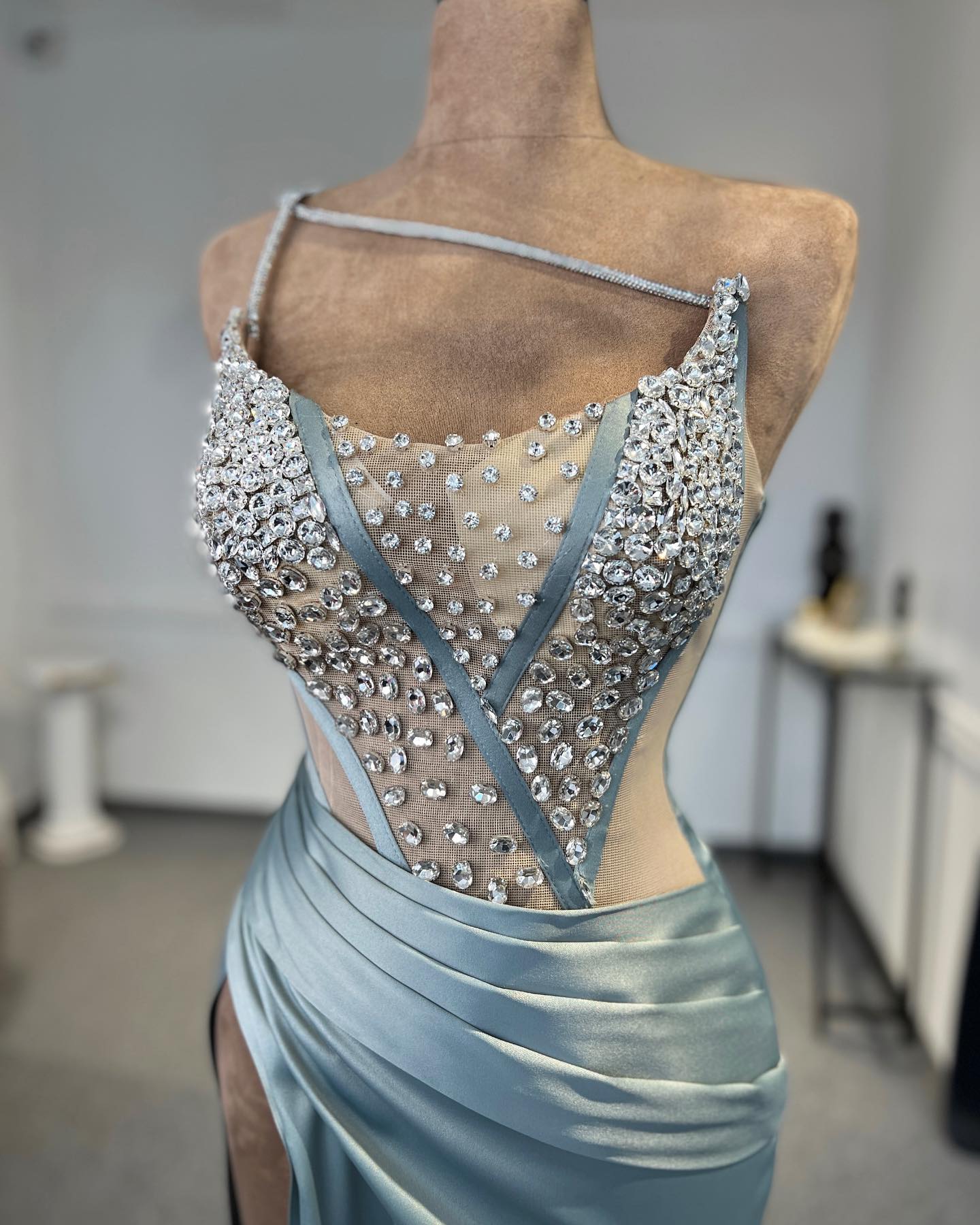 Incantevole abito da sera con spacco frontale, monospalla, senza maniche, in tulle e raso con strass, donna elegante