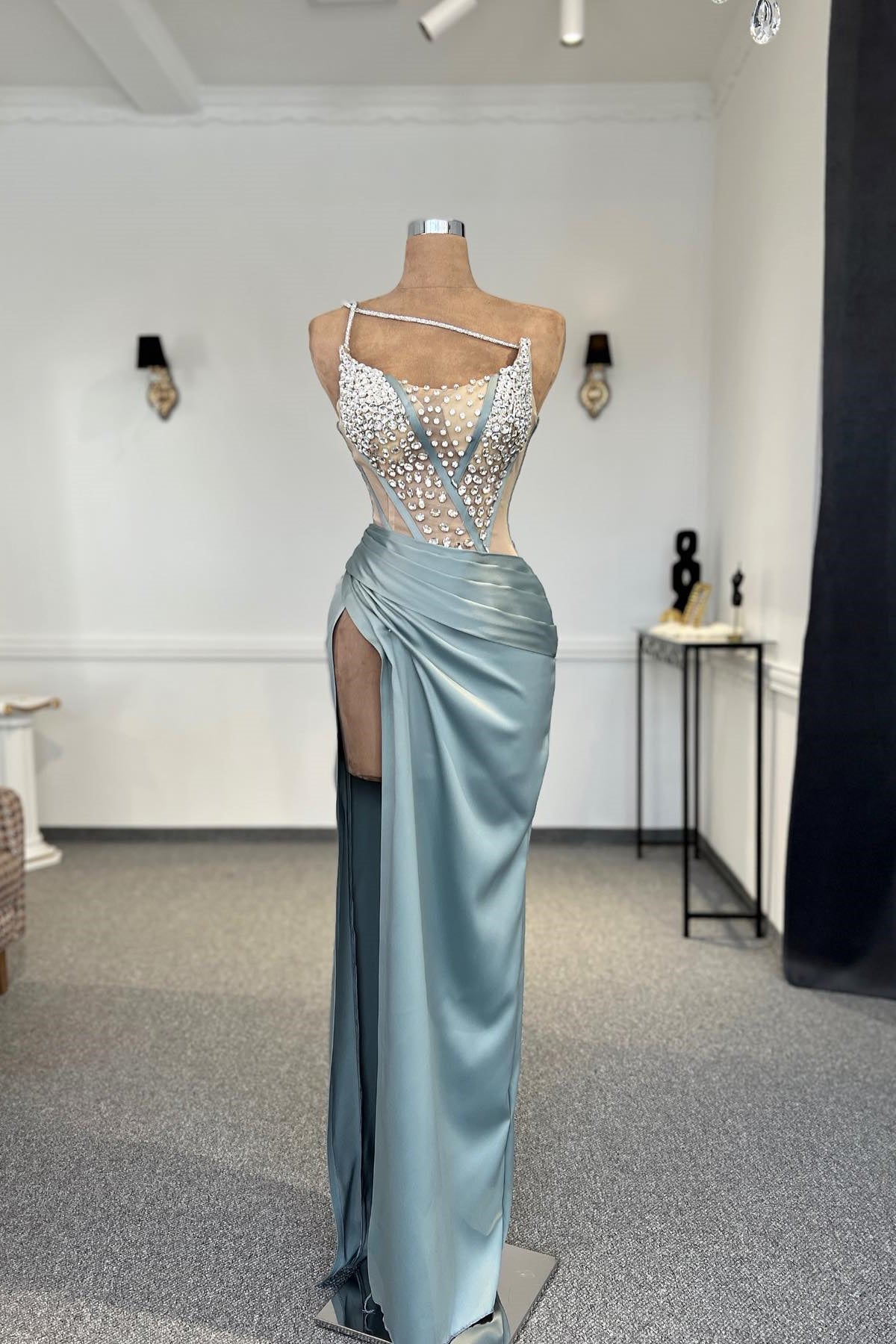 Incantevole abito da sera con spacco frontale, monospalla, senza maniche, in tulle e raso con strass, donna elegante
