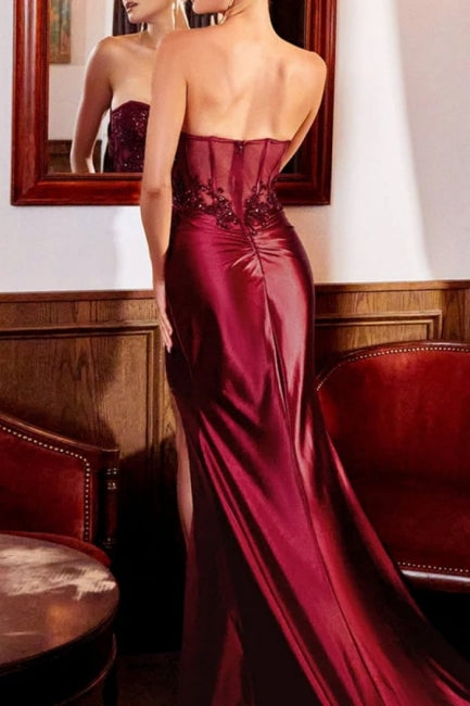 Vestidos de Baile Encantadores com Coluna, Sem Mangas, Corrente, Decote Coração, Comprimento Até ao Chão, Aplicações e Fenda Frontal com Renda
