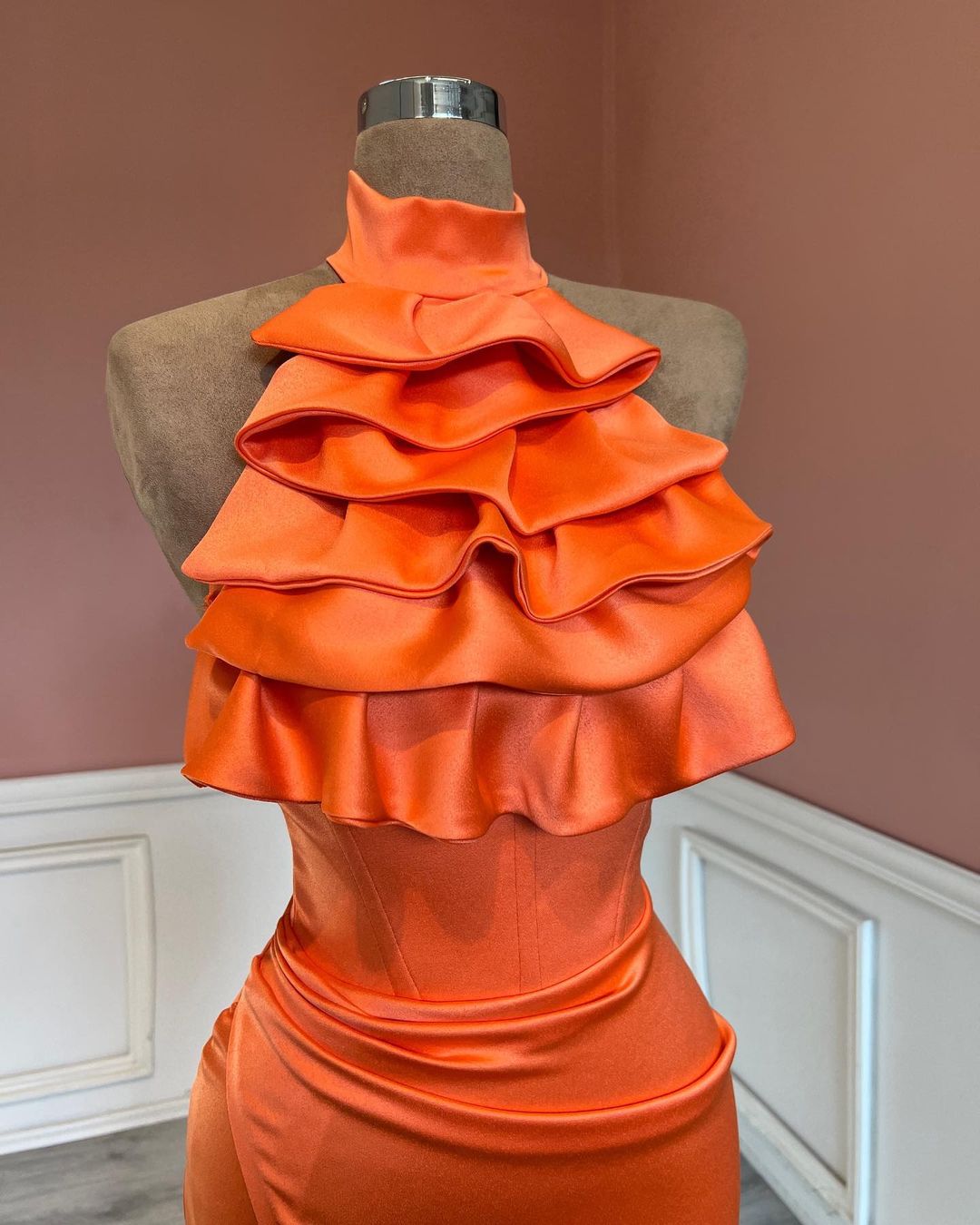 Vestido de Baile Encantador com Gola Alta, Cauda de Sereia, Babados e Fenda