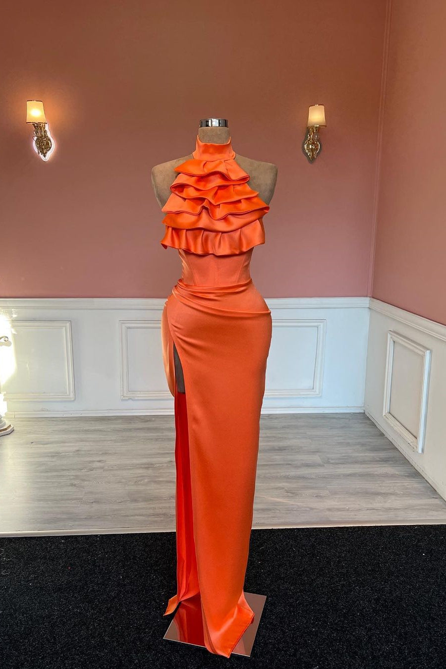 Vestido de Baile Encantador com Gola Alta, Cauda de Sereia, Babados e Fenda