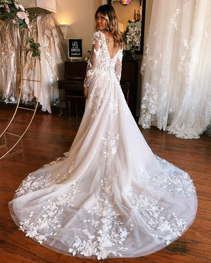Charmantes langes A-Linien-Brautkleid mit Applikationen und langen Ärmeln und Schleppe