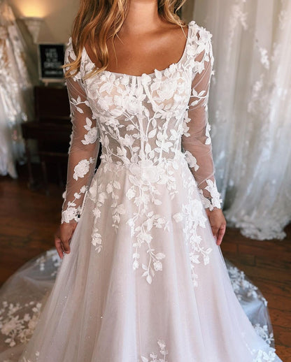 Charmantes langes A-Linien-Brautkleid mit Applikationen und langen Ärmeln und Schleppe