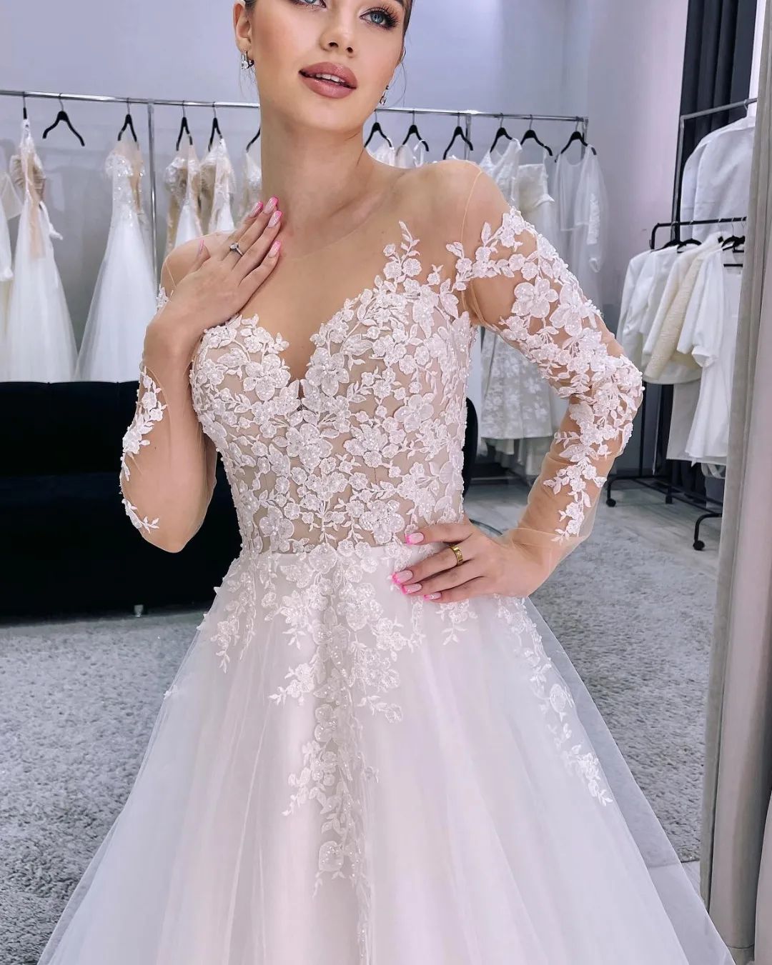 Robe de mariée charmante longue en tulle avec appliques et manches longues en ligne A