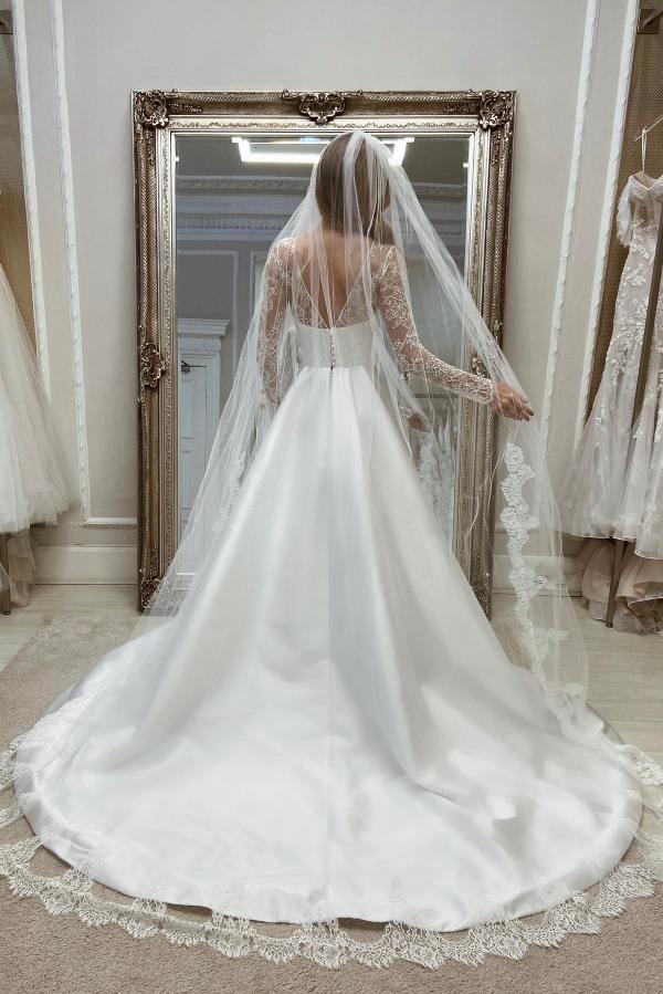 Robes de mariée longues blanches en satin à jupe évasée avec fente et manches longues charmantes