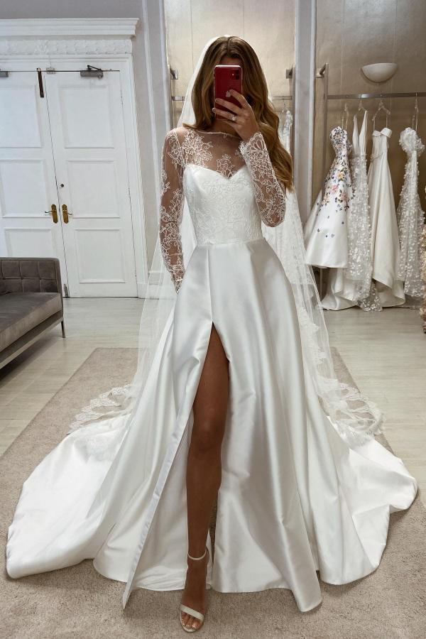 Robes de mariée longues blanches en satin à jupe évasée avec fente et manches longues charmantes