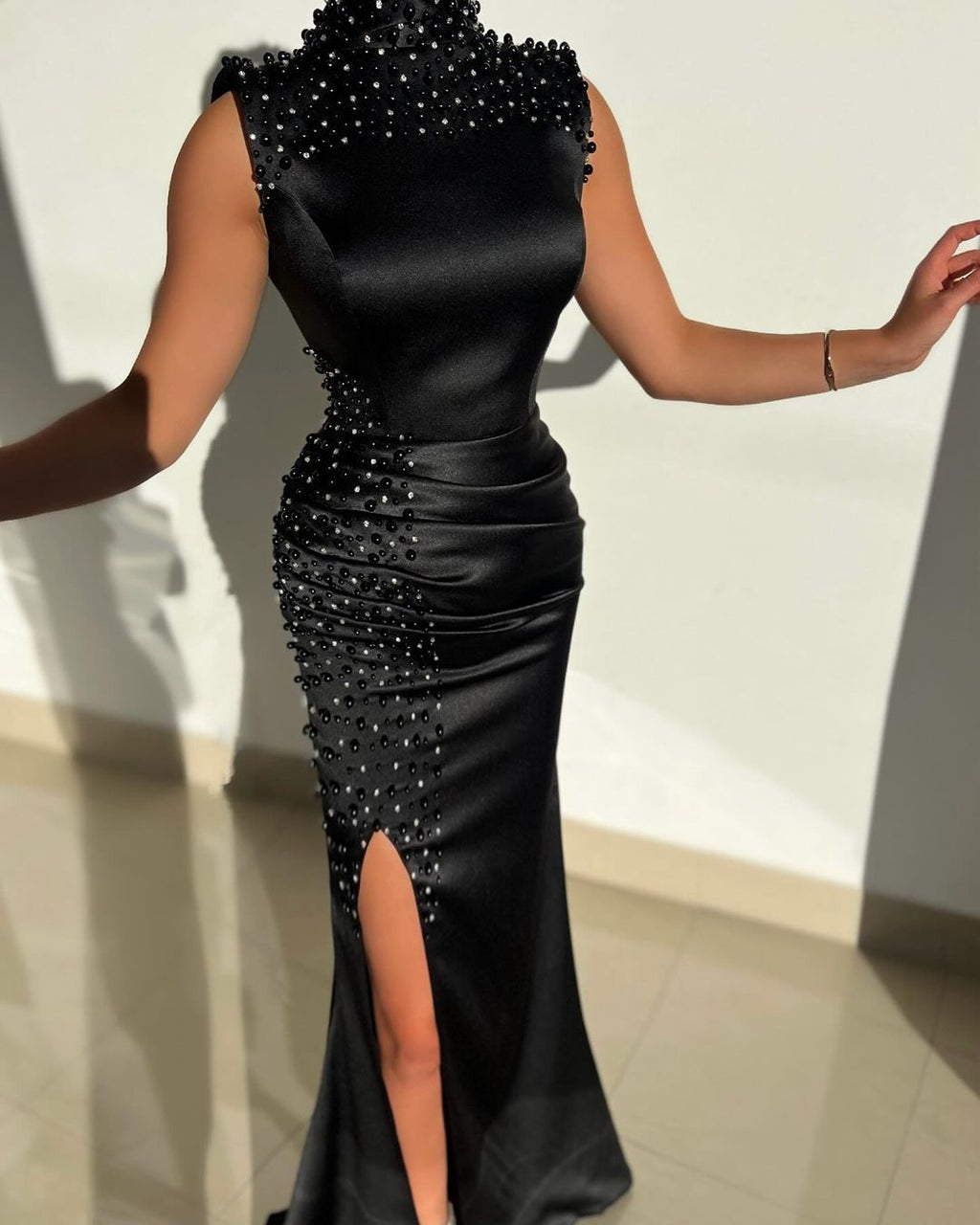 Vestido de Baile Encantador Longo Preto de Sereia com Gola Alta, Sem Mangas, Bordado e Fenda