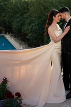 Incantevole abito da sposa lungo a sirena senza spalline con paillettes e perle