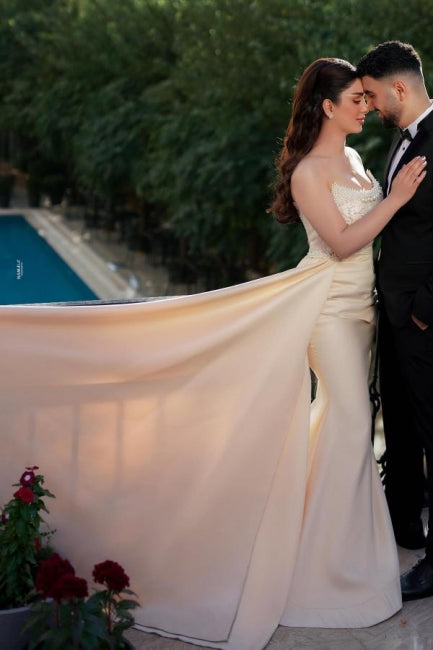 Incantevole abito da sposa lungo a sirena senza spalline con paillettes e perle