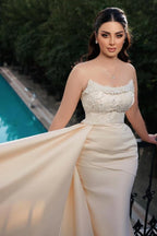 Incantevole abito da sposa lungo a sirena senza spalline con paillettes e perle
