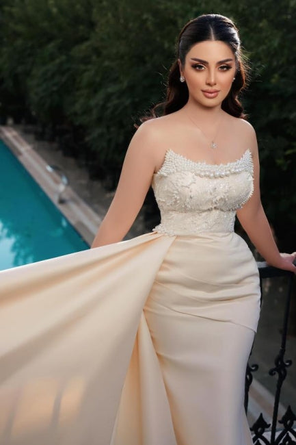 Incantevole abito da sposa lungo a sirena senza spalline con paillettes e perle