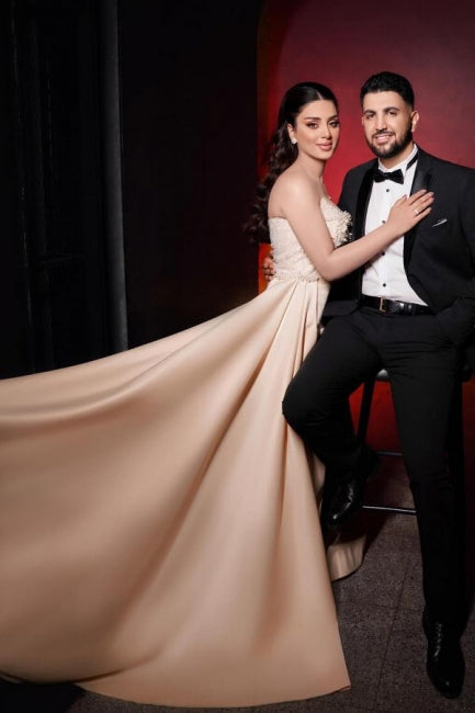 Incantevole abito da sposa lungo a sirena senza spalline con paillettes e perle