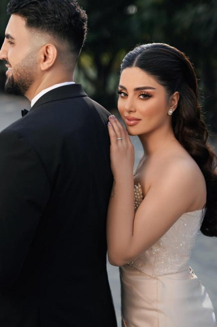 Incantevole abito da sposa lungo a sirena senza spalline con paillettes e perle