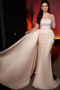 Incantevole abito da sposa lungo a sirena senza spalline con paillettes e perle