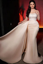 Incantevole abito da sposa lungo a sirena senza spalline con paillettes e perle