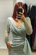 Incantevole abito da sera lungo a sirena con scollo a V e maniche lunghe, decorato con strass