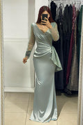 Incantevole abito da sera lungo a sirena con scollo a V e maniche lunghe, decorato con strass