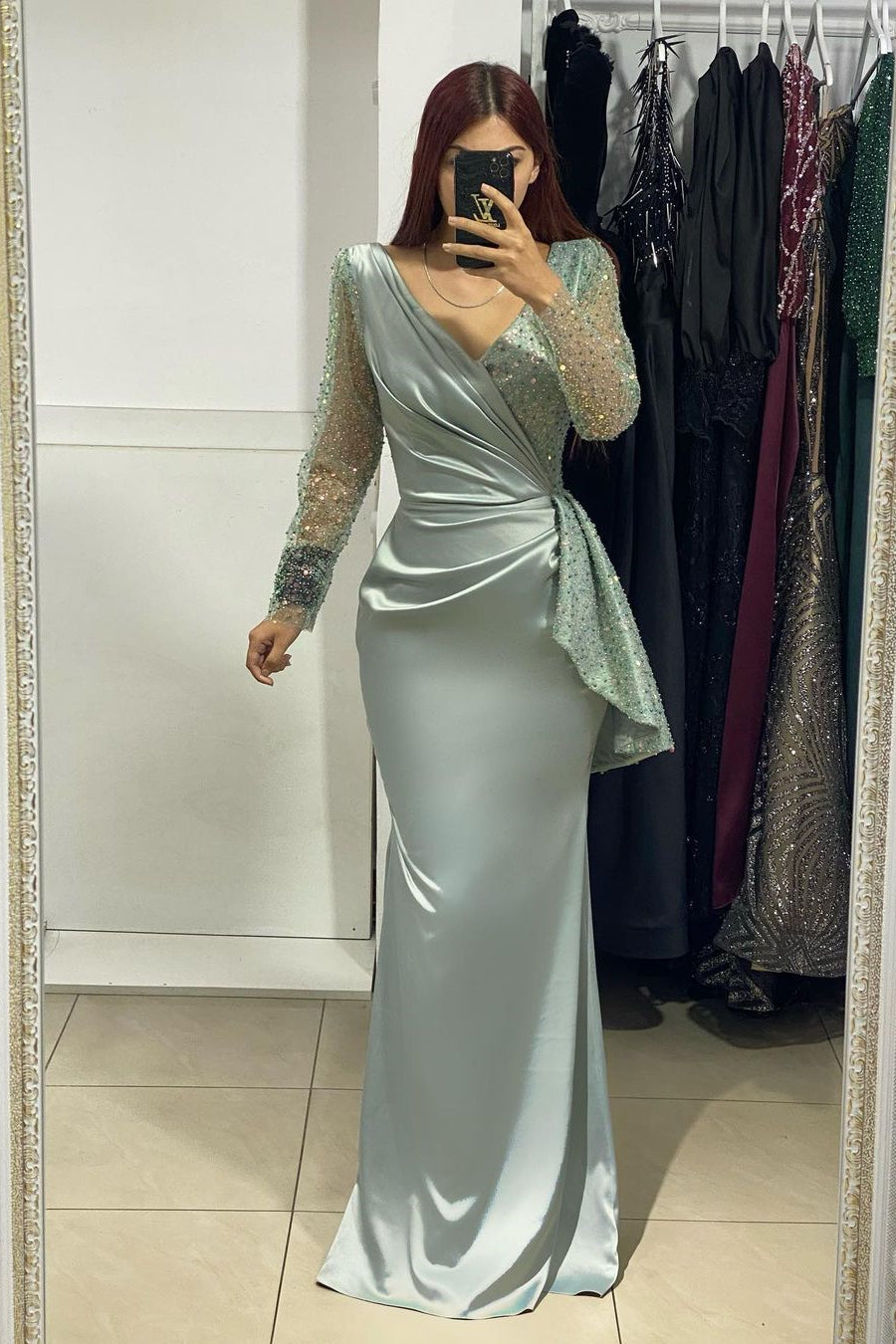 Incantevole abito da sera lungo a sirena con scollo a V e maniche lunghe, decorato con strass