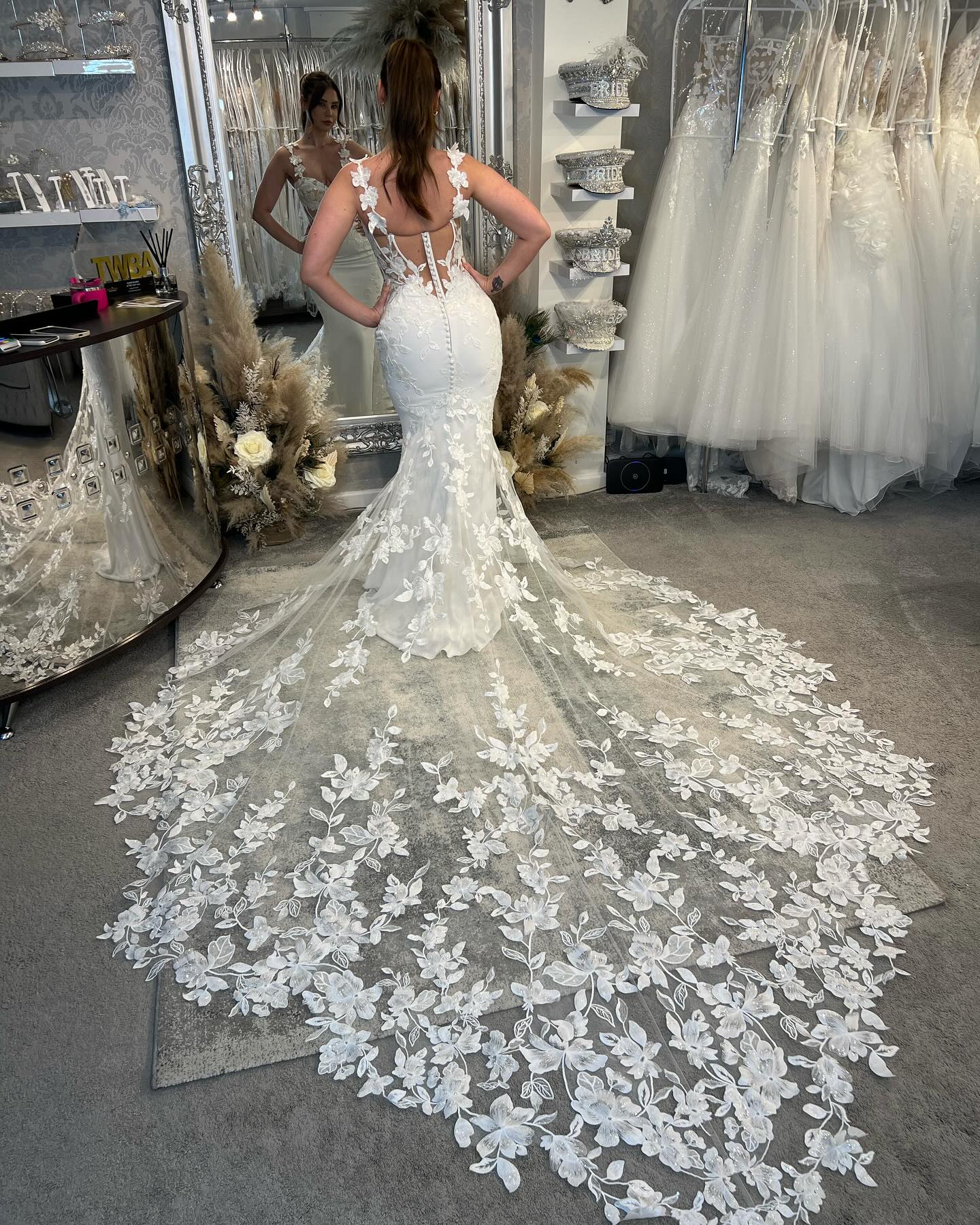 Encantador vestido de novia de sirena con hombros descubiertos, sin mangas, apliques de tul y cola de encaje.