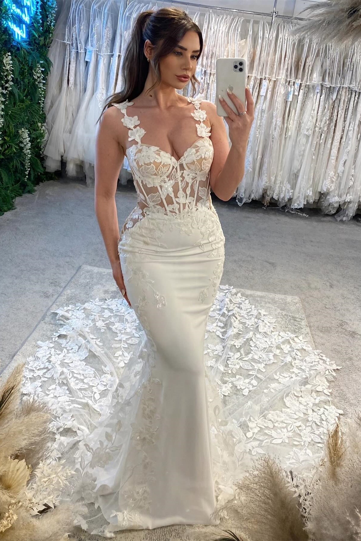 Encantador vestido de novia de sirena con hombros descubiertos, sin mangas, apliques de tul y cola de encaje.