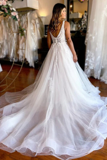 Charmantes A-Linien-Strandbrautkleid mit V-Ausschnitt und Tüll und Applikationen