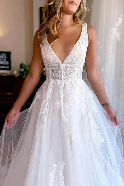 Charmantes A-Linien-Strandbrautkleid mit V-Ausschnitt und Tüll und Applikationen
