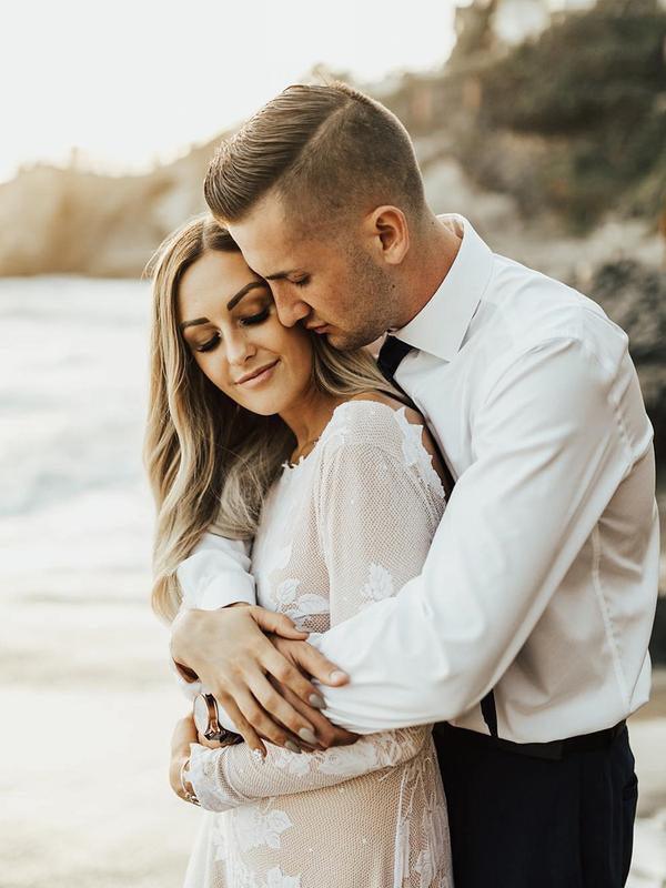 Charmantes Bateau-Spitzen-Strandhochzeitskleid mit langen Ärmeln